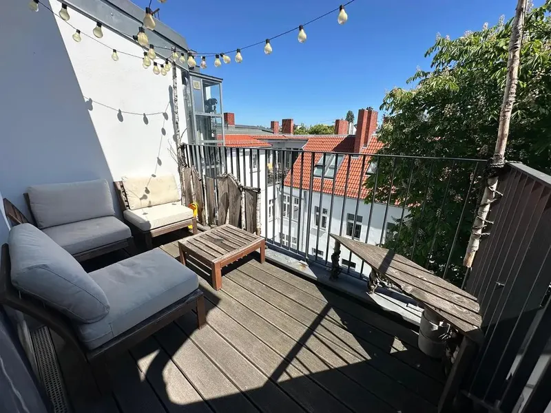 Bright top-floor 2-room flat with private roof terrace — in the heart of Friedrichshain! — photo 1